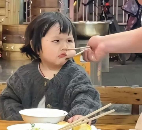 Ảnh vui 2-12: 'Tới công chuyện' với mấy trái cóc rồi!- Ảnh 2. Nghĩ sao mà được thì làm nha mẹ ơi.