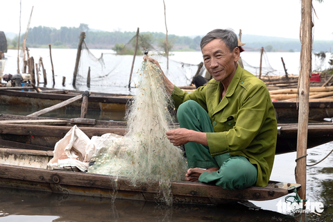 Ông Trần Quỳnh và gia đình mưu sinh bằng chiếc thuyền chài nhỏ trong lòng đại công trình thủy lợi Nam Thạch Hãn - Ảnh: H.TÁO Ông Trần Quỳnh và gia đình mưu sinh bằng chiếc thuyền chài nhỏ trong lòng đại công trình thủy lợi Nam Thạch Hãn - Ảnh: H.TÁO