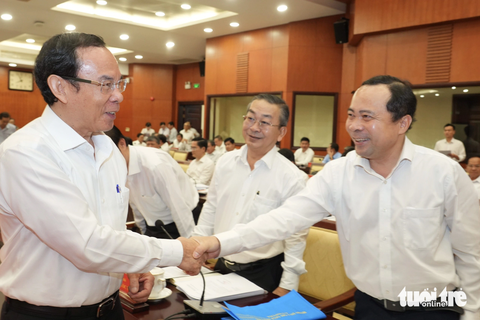 Vận dụng nghị quyết 98 hoàn thành xây dựng khu đô thị Thủ Thiêm- Ảnh 2. Bí thư Thành ủy TP.HCM Nguyễn Văn Nên (trái) trao đổi cùng các đại biểu - Ảnh: HỮU HẠNH