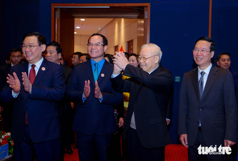 Tổng bí thư Nguyễn Phú Trọng dự Đại hội XIII Công đoàn Việt Nam- Ảnh 1. Tổng bí thư Nguyễn Phú Trọng, Chủ tịch nước Võ Văn Thưởng và Chủ tịch Quốc hội Vương Đình Huệ bước vào hội trường trong những tràng pháo tay của các đại biểu tham dự đại hội - Ảnh: NGUYỄN KHÁNH