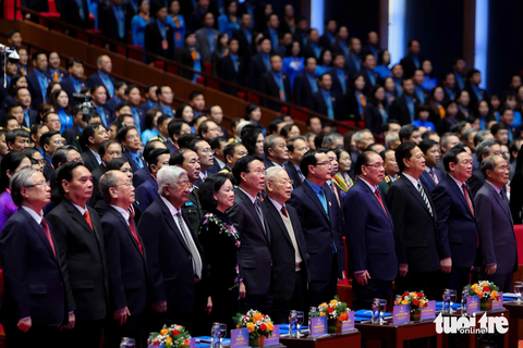 Tổng bí thư Nguyễn Phú Trọng dự Đại hội XIII Công đoàn Việt Nam- Ảnh 5. Các đồng chí lãnh đạo, nguyên lãnh đạo Đảng, Nhà nước làm lễ chào cờ - Ảnh: NGUYỄN KHÁNH