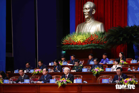 Tổng bí thư Nguyễn Phú Trọng dự Đại hội XIII Công đoàn Việt Nam- Ảnh 7. Tổng bí thư Nguyễn Phú Trọng cùng với Chủ tịch nước Võ Văn Thưởng, Chủ tịch Quốc hội Vương Đình Huệ ngồi trên bàn đại biểu. Đại hội công đoàn toàn quốc được tổ chức theo nhiệm kỳ 5 năm 1 lần - Ảnh: NGUYỄN KHÁNH