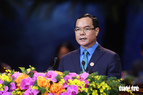 Tổng bí thư Nguyễn Phú Trọng dự Đại hội XIII Công đoàn Việt Nam- Ảnh 9. Ông Nguyễn Đình Khang - chủ tịch Tổng liên đoàn Lao động Việt Nam - đã trình bày dự thảo báo cáo tóm tắt Báo cáo của Ban Chấp hành Tổng liên đoàn Lao động Việt Nam (khóa XII) trình Đại hội XIII Công đoàn Việt Nam. Trong đó 3 khâu đột phá xác định của nhiệm kỳ gồm: một là: Đẩy mạnh đối thoại, thương lượng tập thể, trọng tâm là tiền lương, tiền thưởng, thời giờ làm việc, thời giờ nghỉ ngơi, an toàn vệ sinh lao động; hai là: Tập trung phát triển đoàn viên, thành lập công đoàn cơ sở ở các doanh nghiệp ngoài khu vực nhà nước; ba là: Xây dựng đội ngũ chủ tịch công đoàn cơ sở đáp ứng yêu cầu nhiệm vụ, nhất là chủ tịch công đoàn tại doanh nghiệp ngoài nhà nước - Ảnh: NGUYỄN KHÁNH