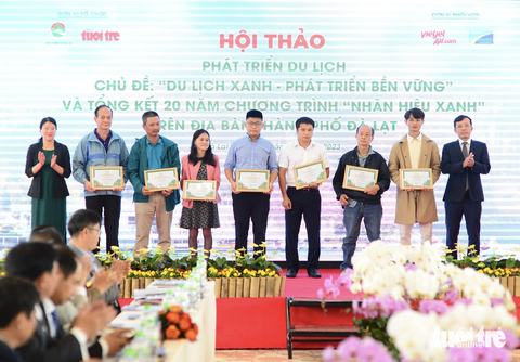 Giải nhất hiến kế: Đi tìm thương hiệu cho Đà Lạt - thành phố của cảm hứng sống- Ảnh 3. Ông Trần Xuân Toàn (phó tổng biên tập báo Tuổi Trẻ - bìa phải) và bà Trần Thị Vũ Loan (phó chủ tịch UBND TP Đà Lạt - bìa trái) trao giải cho các tác giả đoạt giải khuyến khích cuộc thi "Hiến kế phát triển du lịch Đà Lạt bền vững" - Ảnh: QUANG ĐỊNH