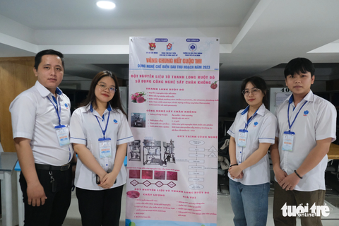 Gen Z gây bất ngờ trong sáng tạo chế biến nông sản- Ảnh 2. Nhóm sinh viên ngành công nghệ thực phẩm nghĩ ra ý tưởng tận dụng trái thanh long làm tinh bột để hỗ trợ người nông dân trong vấn đề ùn ứ hàng hóa - Ảnh: NGỌC PHƯỢNG