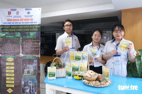 Gen Z gây bất ngờ trong sáng tạo chế biến nông sản- Ảnh 7. Nhóm sinh viên ngành đảm bảo chất lượng chế tạo ra snack nấm bào ngư - Ảnh: NGỌC PHƯỢNG