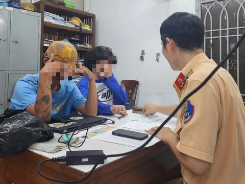 Lập biên bản cô gái chở thanh niên người nước ngoài ngồi quay lưng lại để quay video- Ảnh 1. Cảnh sát giao thông Bến Thành lập biên bản cô gái và nam thanh niên vi phạm - Ảnh: PC08