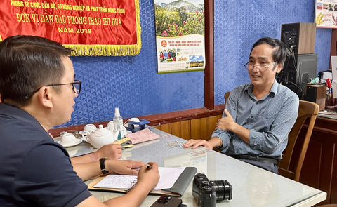 Ông Đỗ Tuấn Hưng - trưởng phòng Tổ chức cán bộ Sở Nông nghiệp và Phát triển nông thôn Đắk Lắk (phải) nói về việc luân chuyển ông Phước là đúng quy định - Ảnh: THẾ THẾ Ông Đỗ Tuấn Hưng - trưởng phòng tổ chức cán bộ Sở Nông nghiệp và Phát triển nông thôn Đắk Lắk (phải) - khẳng định việc luân chuyển ông Phước là đúng quy định - Ảnh: THẾ THẾ