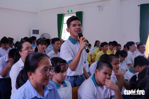 "Em nghĩ trên sân khấu là ảnh của cô Hướng Dương đang cầm bó hoa hướng dương vàng rực rỡ", học sinh Lâm Quốc Thái ở Cơ sở Khiếm Thị Bừng Sáng chia sẻ - Ảnh: DIỆU LINH "Em nghĩ trên sân khấu là ảnh của cô Hướng Dương đang cầm bó hoa hướng dương vàng rực rỡ", học sinh Lâm Quốc Thái ở Cơ sở Khiếm Thị Bừng Sáng chia sẻ - Ảnh: DIỆU LINH