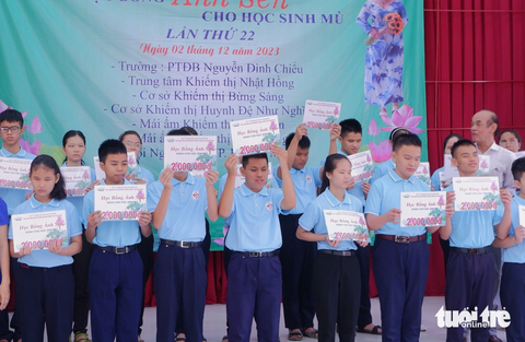 Trao Học bổng Ánh Sen cho 20 em học sinh tại Trung tâm Khiếm thị Nhật Hồng do Quỹ Từ thiện sách nói cho người mù tổ chức - Ảnh: DIỆU LINH Trao Học bổng Ánh Sen cho 20 em học sinh tại Trung tâm Khiếm thị Nhật Hồng do Quỹ Từ thiện sách nói cho người mù tổ chức - Ảnh: DIỆU LINH