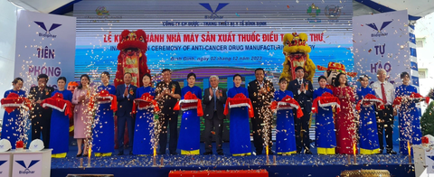 Lãnh đạo trung ương và tỉnh Bình Định cắt băng khánh thành nhà máy sản xuất thuốc điều trị ung thư có quy mô lớn nhất nước tại Khu kinh tế Nhơn Hội - Ảnh: LÂM THIÊN Lãnh đạo trung ương và tỉnh Bình Định cắt băng khánh thành nhà máy sản xuất thuốc điều trị ung thư của Bidiphar - Ảnh: LÂM THIÊN