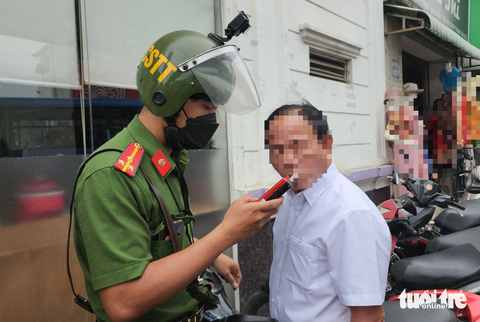 Cảnh sát lập chốt ban ngày, phạt cả chục trường hợp vi phạm nồng độ cồn- Ảnh 1. Ông T. vi phạm mức nồng độ cồn kịch khung sau khi đi dự đám cưới về - Ảnh: MINH HÒA