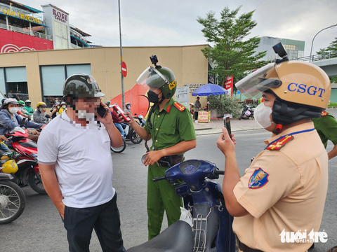 Cảnh sát lập chốt ban ngày, phạt cả chục trường hợp vi phạm nồng độ cồn- Ảnh 4. Ông V. gọi vợ ra chở về sau khi bị cảnh sát lập biên bản, tạm giữ xe máy - Ảnh: MINH HÒA