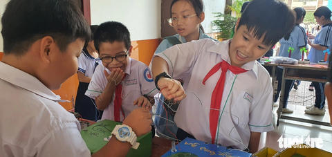 Dự ngày hội STEM, học sinh tiểu học ngạc nhiên Nhóm học sinh Trường tiểu học Ngọc Hồi, quận Tân Bình, TP.HCM ngạc nhiên và thích thú với trò chơi mê cung điện - Ảnh: HOÀNG HƯƠNG