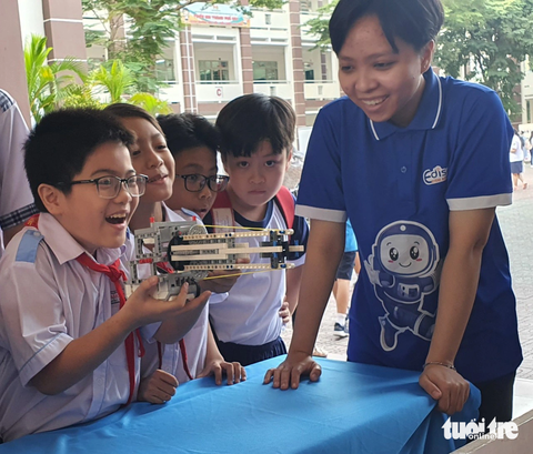 Dự ngày hội STEM, học sinh tiểu học ngạc nhiên Tuấn Anh, học sinh Trường tiểu học Trần Văn Ơn, thích thú khi tham gia trò chơi bắn súng lego - Ảnh: HOÀNG HƯƠNG