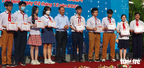 Dự ngày hội STEM, học sinh tiểu học ngạc nhiên Tại ngày hội STEM, ông Phan Văn Quang, trưởng Phòng Giáo dục và Đào tạo quận Tân Bình, trao thưởng cho các học sinh đạt giải nghiên cứu khoa học cấp quận - Ảnh: HOÀNG HƯƠNG
