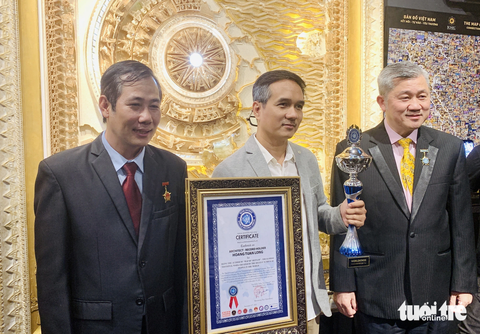 Ông Trần Hoàng (bìa phải) - thường trực Hội đồng xác lập Tổ chức Kỷ lục Việt Nam và ông Dương Duy Lâm Viên (bìa trái) - tổng thư ký Trung ương Hội Kỷ lục gia Việt Nam, Viện trưởng Viện Kỷ lục Việt Nam - trao bằng kỷ lục thế giới cho kiến trúc sư Hoàng Tuấn Long - Ảnh: HOÀI PHƯƠNG Ông Trần Hoàng (bìa phải) - thường trực Hội đồng xác lập Tổ chức Kỷ lục Việt Nam - và ông Dương Duy Lâm Viên (bìa trái) - tổng thư ký Trung ương Hội Kỷ lục gia Việt Nam, viện trưởng Viện Kỷ lục Việt Nam - trao bằng kỷ lục thế giới cho kiến trúc sư Hoàng Tuấn Long - Ảnh: HOÀI PHƯƠNG