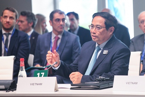 Thủ tướng Phạm Minh Chính và Tổng thống Pháp bàn cách giảm điện than ở COP28- Ảnh 2. Thủ tướng phát biểu tại tọa đàm "Đẩy nhanh chuyển đổi điện than" - Ảnh: D.GIANG