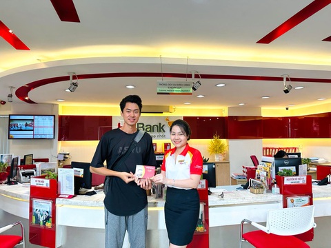 Săn sale, hoàn tiền cuối năm khi mở tài khoản HDBank- Ảnh 4. Khách hàng Trần Đức Luân ở Biên Hòa là một trong những chủ nhân đầu tiên trúng vé bay khứ hồi 0 đồng của chương trình “Vòng quay may mắn” - Ảnh: HDB