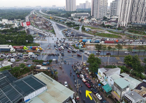 Đoạn “thắt cổ chai” đường Lương Định Của hướng ra cao tốc (mũi tên) kẹt xe, ùn ứ vào giờ cao điểm hằng ngày - Ảnh: C.TUẤN Đoạn “thắt cổ chai” đường Lương Định Của hướng ra cao tốc (mũi tên) kẹt xe, ùn ứ vào giờ cao điểm hằng ngày - Ảnh: C.TUẤN