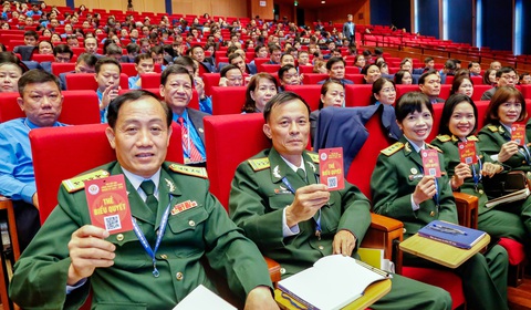Đại biểu dự Đại hội XIII Công đoàn Việt Nam biểu quyết thông qua chương trình, nội dung làm việc của đại hội vào ngày 1-12 - Ảnh: HÀ QUÂN Đại biểu dự Đại hội XIII Công đoàn Việt Nam biểu quyết thông qua chương trình, nội dung làm việc của đại hội vào ngày 1-12 - Ảnh: HÀ QUÂN
