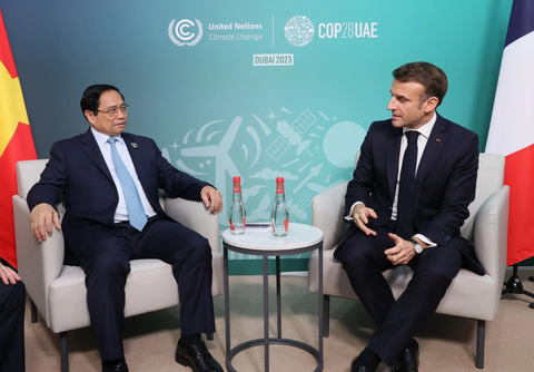 Thủ tướng Phạm Minh Chính và Tổng thống Pháp bàn cách giảm điện than ở COP28- Ảnh 1. Thủ tướng Phạm Minh Chính gặp Tổng thống Pháp Emmanuel Macron - Ảnh: D.GIANG