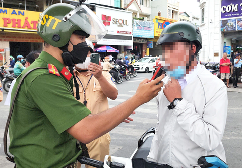 Cảnh sát giao thông kiểm tra nồng độ cồn ban ngày ở quận Gò Vấp, ngày 2-12 - Ảnh: M.HÒA Cảnh sát giao thông kiểm tra nồng độ cồn ban ngày ở quận Gò Vấp, ngày 2-12 - Ảnh: M.HÒA