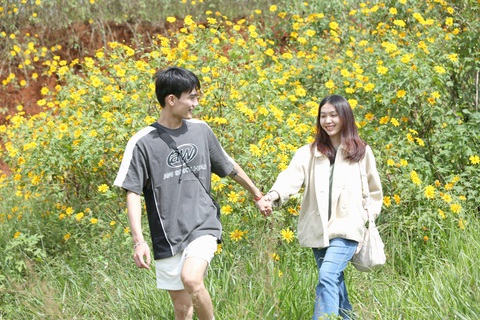 Nắm tay đi giữa nhân gian- Ảnh 1. Tình yêu hay tình bạn sẽ thật tuyệt diệu khi cả hai cùng chân thành với nhau - Ảnh: Phương Quyên