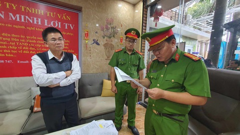 Ông Trần Minh Lợi bị bắt do đưa thông tin sai sự thật về chánh án huyện- Ảnh 1. Ông Trần Minh Lợi nghe các quyết định khởi tố vụ án, khởi tố bị can - Ảnh: SỸ ĐỨC