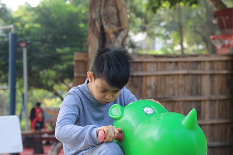 Để nhập vào một không gian vui chơi công cộng dù chỉ bằng trò chơi thú nhún với nhiều bé tự kỷ, khuyết tật cũng không dễ dàng - Ảnh: BTC Để hòa nhập vào một không gian vui chơi công cộng dù chỉ bằng trò chơi thú nhún với nhiều trẻ kém may mắn cũng là điều không dễ dàng - Ảnh: BTC