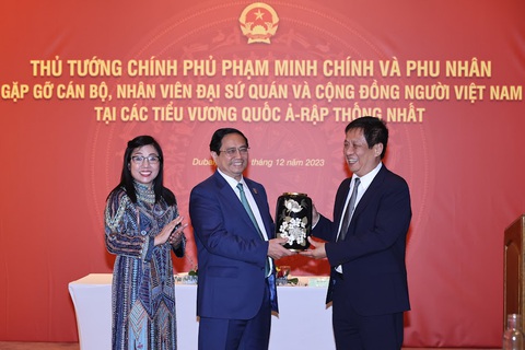 Thủ tướng thông tin mới về Luật Đất đai, Luật Căn cước với kiều bào- Ảnh 1. Thủ tướng và phu nhân tặng quà cho Đại sứ quán Việt Nam tại UAE - Ảnh: N.BẮC