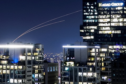 Tin tức thế giới 2-12: Israel muốn lập vùng đệm ngăn Hamas; SpaceX phóng vệ tinh cho Hàn Quốc- Ảnh 1. Góc quan sát từ Tel Aviv (Israel) cho thấy các vụ đánh chặn tên lửa bắn từ Dải Gaza ngày 1-12, sau khi lệnh ngừng bắn tạm thời giữa Israel và Hamas kết thúc - Ảnh: REUTERS