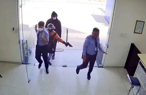 Mỹ và Lợi trực tiếp dùng súng vào khống chế bảo vệ rồi cướp 3,8 tỉ đồng ở Hóc Môn (TP.HCM) vào ngày 24-10. Đây là một trong những nhóm thực hiện quen biết nhau qua Mỹ và Lợi trực tiếp dùng súng vào khống chế bảo vệ rồi cướp 3,8 tỉ đồng ở Hóc Môn (TP.HCM) vào ngày 24-10. Đây là một trong những nhóm thực hiện quen biết nhau qua