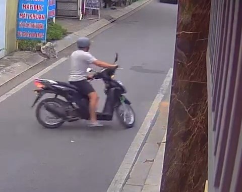 Hai cụ già trình báo bị nam thanh niên lừa lấy hai cây vàng- Ảnh 2. Camera an ninh ghi cảnh nam thanh niên đi xe tay ga, vòng lại để vào nhà bà C. - Ảnh cắt từ camera