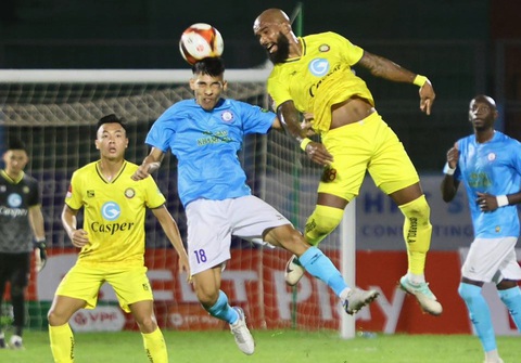 CLB Thanh Hóa chưa biết thua ở V-League 2023-2024- Ảnh 1. Luiz Antonio (phải) - tác giả bàn mở tỉ số cho CLB Thanh Hóa ở trận gặp Khánh Hòa - Ảnh: KHÁNH HÒA FC