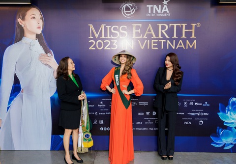 Miss Earth các nước đội nón lá, đeo sash do Trương Ngọc Ánh trao- Ảnh 4. Người đẹp Brazil Morgana Carlos