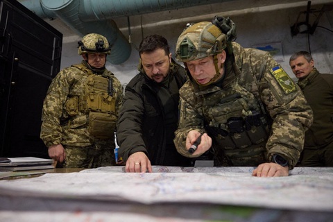 Ông Zelensky (thứ hai từ trái qua) họp bàn với bộ chỉ huy quân sự thành phố Kupiansk hôm 30-11 - Ảnh: AFP Ông Zelensky (thứ hai từ trái qua) họp bàn với bộ chỉ huy quân sự thị trấn Kupiansk hôm 30-11 - Ảnh: AFP