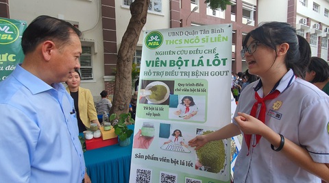 Dự ngày hội STEM, học sinh tiểu học ngạc nhiên Em Lê Phước Khánh An, học sinh lớp 9, Trường THCS Ngô Sĩ Liên trình bày về đề tài nghiên cứu của mình