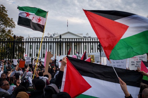 Người biểu tình ủng hộ Palestine tự thiêu trước lãnh sự quán Israel- Ảnh 1. Người biểu tình giăng cờ Palestine trước Nhà Trắng ở thủ đô Washington (Mỹ) - Ảnh: AFP