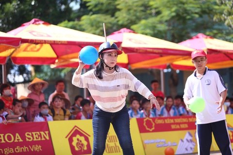 Tin tức giải trí 2-12: Lý Liên Kiệt sắp xếp tang lễ cho mình, á quân Rap Việt ra EP đầu tay- Ảnh 5. Nghệ sĩ Phượng Loan tại chương trình "Mái ấm gia đình Việt" - Ảnh: BTC