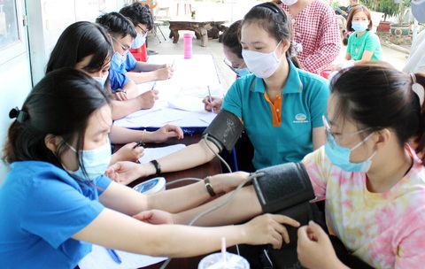 Tư vấn, kiểm tra sức khỏe cho công nhân tại TP.HCM trở lại làm việc sau dịch COVID-19 - Ảnh: Q.L. Tư vấn, kiểm tra sức khỏe cho công nhân tại TP.HCM trở lại làm việc sau dịch COVID-19 - Ảnh: Q.L.