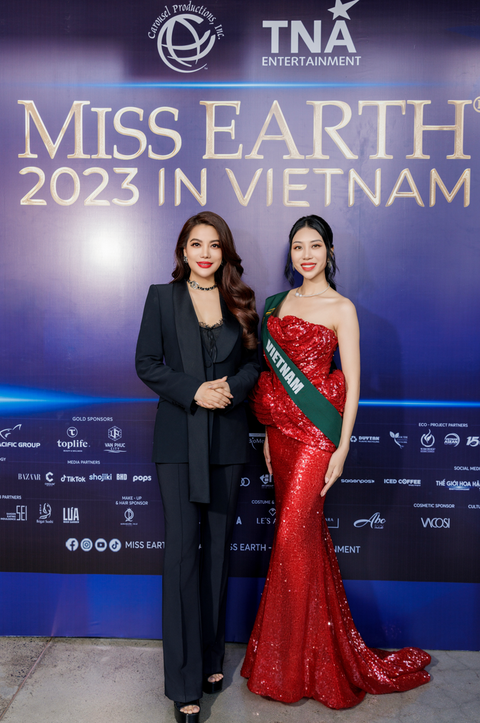 Miss Earth các nước đội nón lá, đeo sash do Trương Ngọc Ánh trao- Ảnh 2. Trưởng ban tổ chức Miss Earth 2023 Trương Ngọc Ánh và Miss Earth Vietnam Đỗ Lan Anh