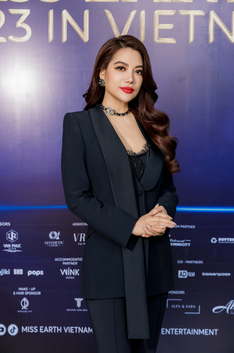 Miss Earth các nước đội nón lá, đeo sash do Trương Ngọc Ánh trao- Ảnh 1. Bà Trương Ngọc Ánh - trưởng ban tổ chức Miss Earth 2023, tổng giám đốc TNA Entertainment.