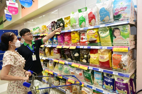 Nhiều thương hiệu gạo Việt lên kệ siêu thị - Ảnh: T.T.D. Nhiều thương hiệu gạo Việt lên kệ siêu thị - Ảnh: T.T.D.
