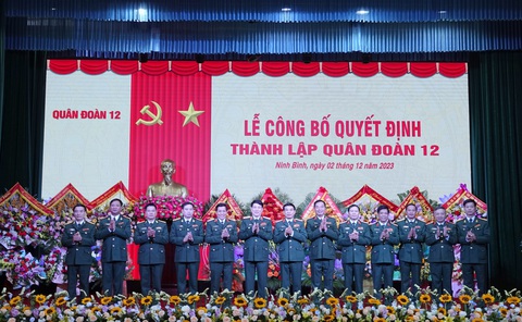 Thành lập Quân đoàn 12 'tinh, gọn, mạnh'- Ảnh 1. Công bố quyết định thành lập Quân đoàn 12 tại Ninh Bình - Ảnh: THỤY DU