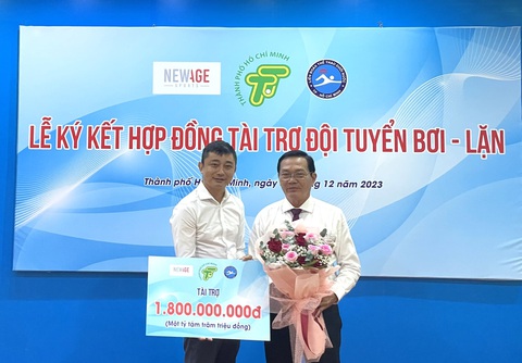 Đội tuyển bơi lặn TP.HCM nhận tài trợ lớn- Ảnh 1. Chủ tịch Liên đoàn Thể thao dưới nước TP.HCM Trần Mạnh Út (phải) đại diện nhận số tiền 1,8 tỉ đồng từ nhà tài trợ - Ảnh: ĐỨC KHUÊ