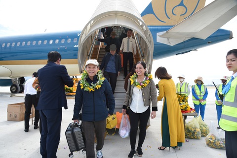 Sân bay Điện Biên khai thác trở lại sau 8 tháng đóng cửa- Ảnh 1. Những hành khách đầu tiên từ chuyến bay VN 1802 của Vietnam Airlines bước xuống sân bay Điện Biên - Ảnh: VNA