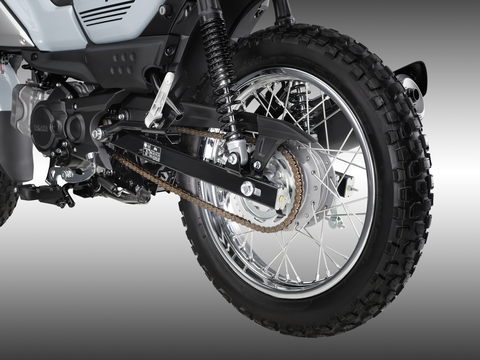 Xe cào cào Yamaha PG-1 chốt giá rẻ giật mình: 30,4 triệu đồng, rẻ hơn nhiều so với đối thủ- Ảnh 8. Mâm xe trước sau đồng kích thước 16 inch, trong khi đối thủ sử dụng bánh 17 inch. Mặc dù bánh "lùn" hơn, PG-1 vẫn có khoảng sáng gầm tốt hơn (190mm so với 157mm của Cross Cub 110 và 165mm của CT125) - Ảnh: Yamaha
