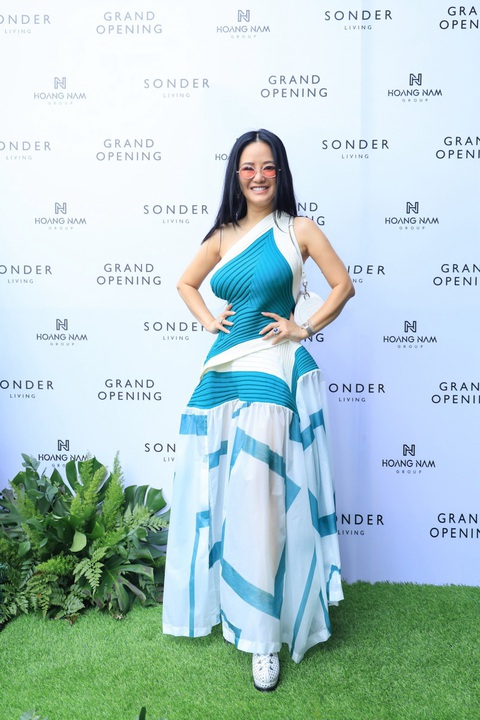 Diva Hồng Nhung ghi điểm với phong cách cá nhân độc đáo. Cô tạo nên sự bất ngờ với những chi tiết thời trang độc đáo, tạo nên một diện mạo mới mẻ và thú vị.. Hồng Nhung ghi điểm với phong cách cá nhân độc đáo. Cô tạo nên sự bất ngờ với những chi tiết thời trang độc đáo, tạo nên một diện mạo mới mẻ và thú vị.