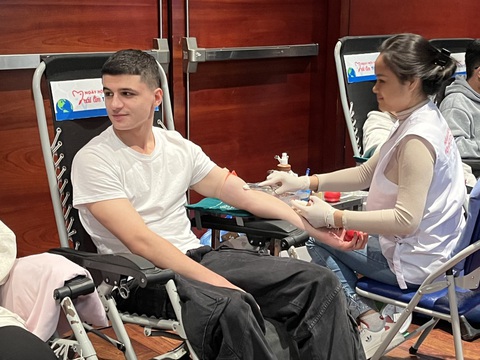 Celik Gedik đang thực hiện hiến máu lần đầu tiên tại Việt Nam trong chương trình “Trái tim yêu thương 2023” - Ảnh: THU HIẾU Celik Gedik thực hiện hiến máu lần đầu tiên tại Việt Nam trong chương trình “Trái tim yêu thương 2023” - Ảnh: THU HIẾU